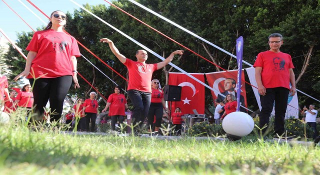 Mezitlide 99. yılda 99 zeybek gösterisi