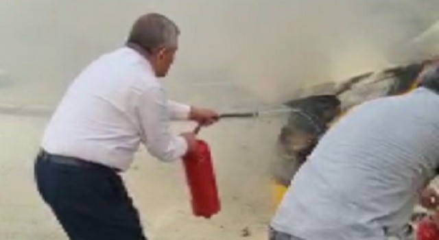 MHP İzmir İl Başkanı Şahinden yanan taksiye müdahale