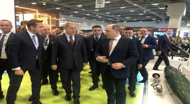 Milli Savunma Bakanı Akar ve İngiliz mevkidaşı Wallace birlikte SAHA EXPOyu gezdi
