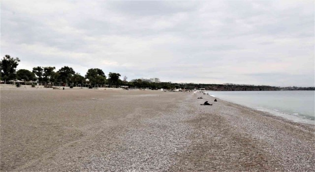 Milyonlarca turistin akın ettiği dünyaca ünlü sahilde yağmur sessizliği