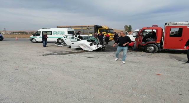 Minibüs ile otomobil çarpıştı: 1 ölü, 2 yaralı