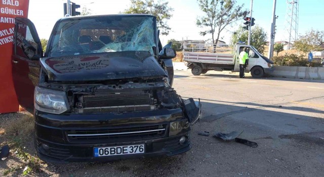 Minibüs, kırmızı ışıkta bekleyen kamyonete çarptı: 2 yaralı