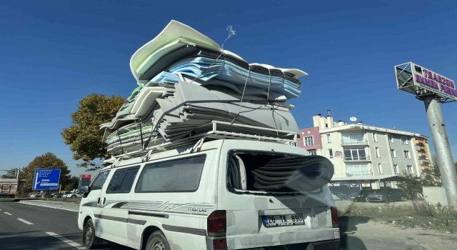 Minibüsten büyük yükle tehlikeli yolculuk