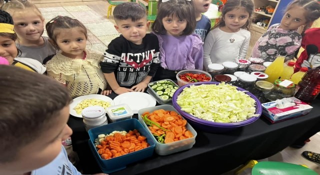Minik elleri ile turşu yaptılar