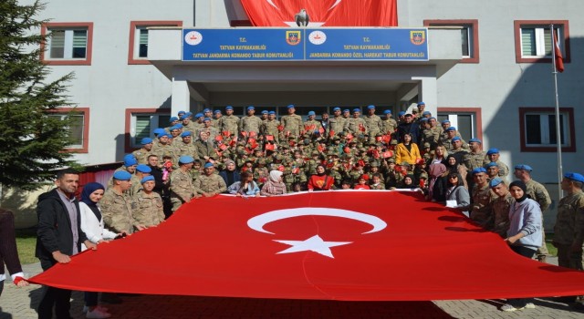 Minik öğrencilerden komando abilerine anlamlı ziyaret