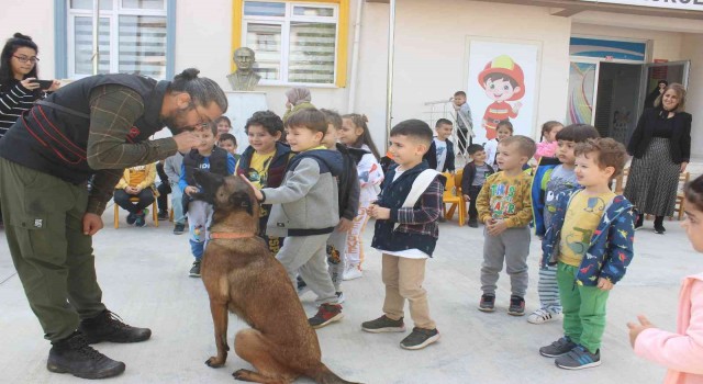 Miniklere hayvan sevgisini eğitimli köpekler verdi