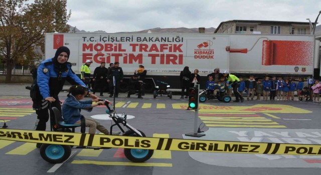 ‘Mobil Trafik Eğitim Tırı Hakkaride