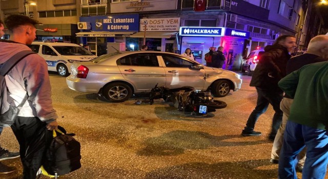 Motosiklet aniden önüne kıran otomobile çarptı: 2 yaralı