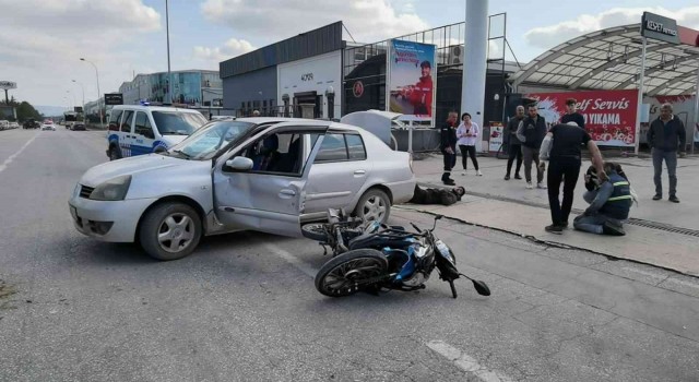 Motosiklet ile otomobilin çarpıştığı kaza kameraya yansıdı