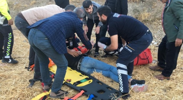 Motosiklet şarampole uçtu: 1i ağır 2 yaralı