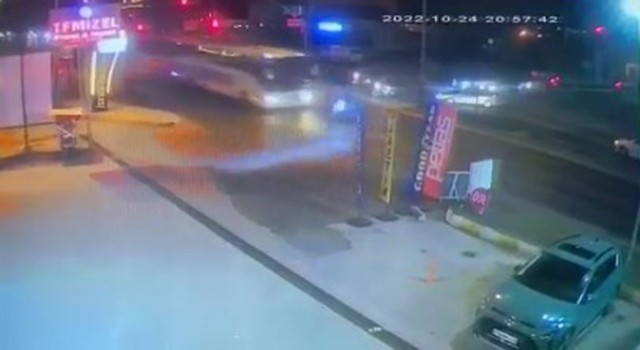 Motosiklet sürücüsünün öldüğü feci kaza kamerada