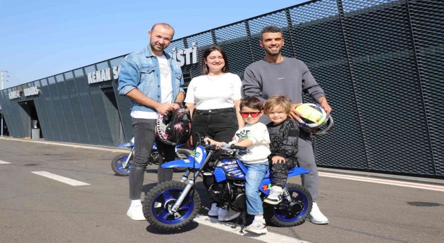 Motosikleti çalınan minik çocuğa büyük jest