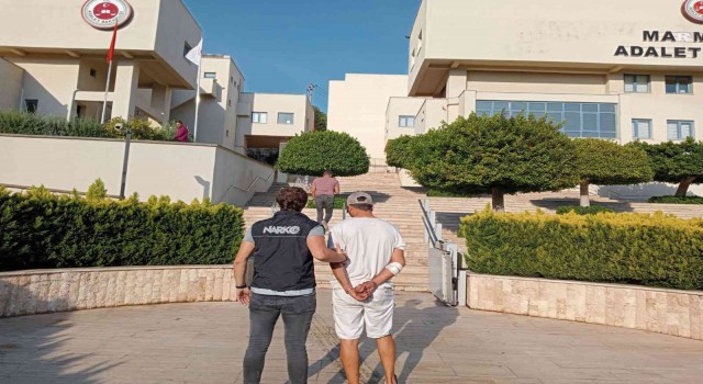 Motosikletle kaçarken kaza yaptı, üzerinden uyuşturucu madde ve bıçak çıktı