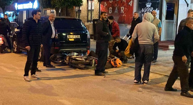 Motosikletli gencin ölümden döndüğü kaza kamerada