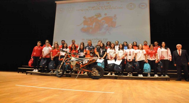 Muğlayı başarıyla temsil eden sporcular ödüllerini aldı