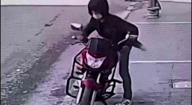 Muhtarın motosikletini böyle çaldılar