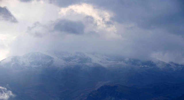 Munzur Dağının yüksek kesimlerine kar yağdı