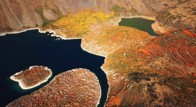 Nemrut Krater Gölünde sonbahar güzelliği