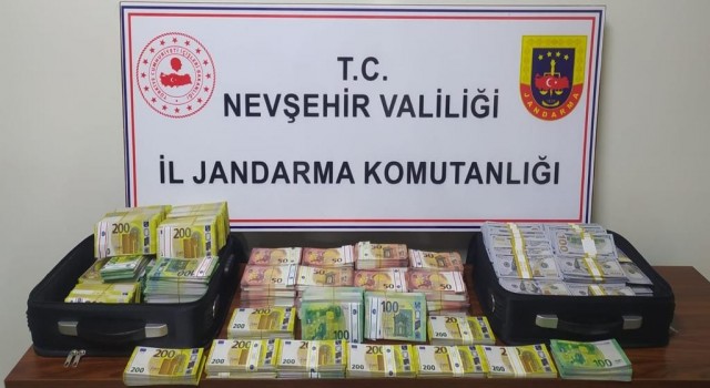 Nevşehirde bir evde çok sayıda sahte döviz ele geçirildi