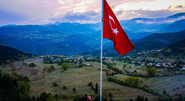 Oba köyünün bayrak aşkı
