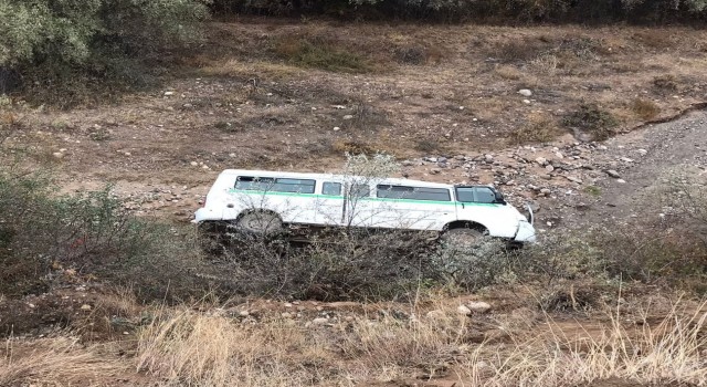 Öğrenci servisi dere yatağına devrildi: 15i çocuk 16 yaralı