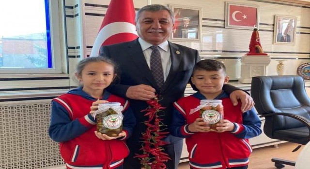 Öğrenciler Başkan Tekeye kendi yaptıkları turşuları hediye etti