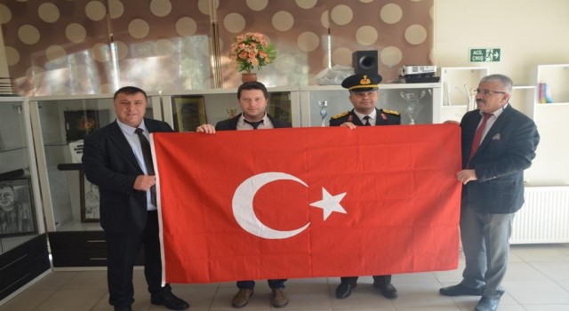Öğrenciler diktikleri Türk bayrağını Başkan Alpe hediye etti