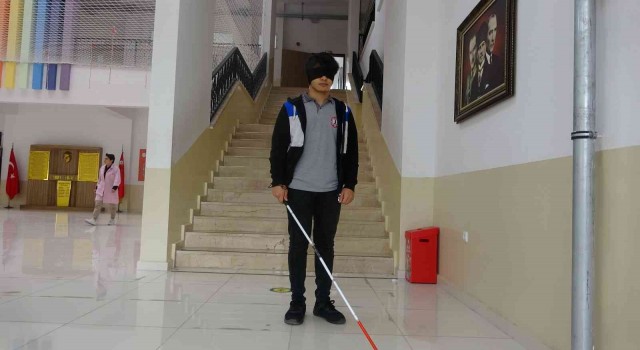 Öğrenciler engellilere empati kurdu