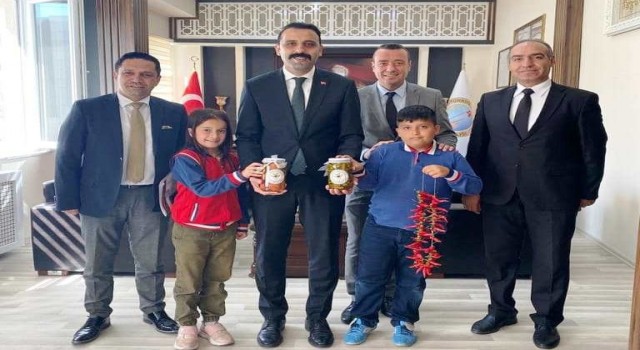 Öğrenciler Kaymakam Bozoğlana kendi yaptıkları turşuları takdim ettiler