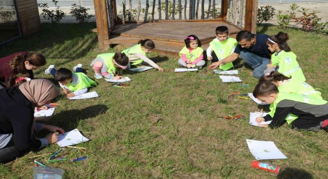 Öğrenciler Orman Okulunda hem eğleniyor hem keşfediyor