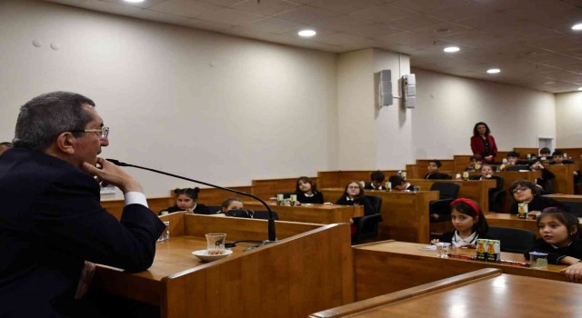 Öğrenciler ‘Yerel yönetimler dersini belediye başkanından aldı