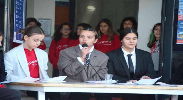 Öğrencilerden Cumhuriyetin İlanı gösterisi