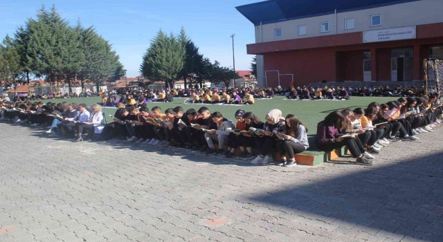 Orduda yaklaşık bin öğrenci, kitap okuma etkinliğinde bir araya geldi