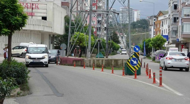 Orduda yol ortasındaki yüksek gerilim hattı direği şaşırtıyor