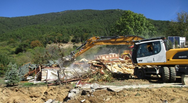 Osmangazide orman arazisindeki kaçak ev yıkıldı