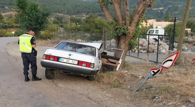 Osmaniyede ağaca çarpan otomobildeki karı koca yaralandı