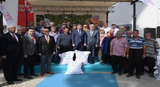 Osmaniyede çiftçilere 19 ton yerli arpa tohumu dağıtıldı