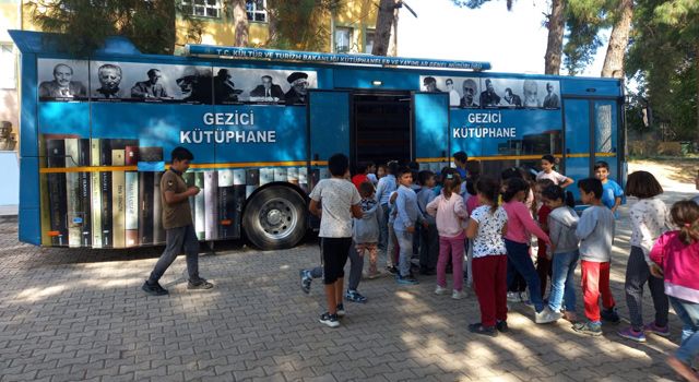 Osmaniye'de Geçici Kütüphane otobüsü okul ziyaretlerini sürdürüyor