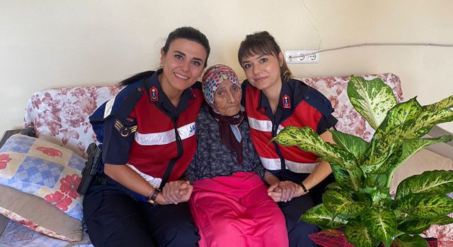 Osmaniye’de jandarma, Dünya Yaşlılar Gününde, 105 yaşındaki kadını unutmadı