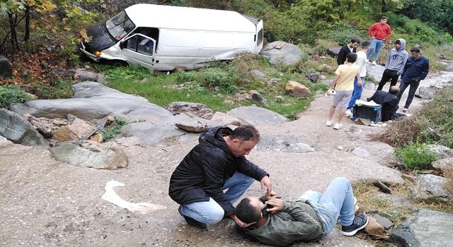 Osmaniye'de Kontrolden çıkan minibüs şarampole devrildi