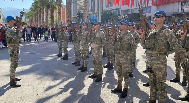 Osmaniye’de kutlamalara komandoların gösterisi damga vurdu