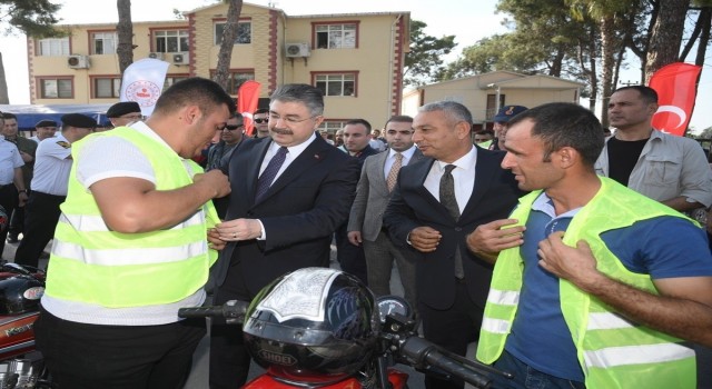 Osmaniyede motosiklet sürücülerine “reflektif yelek” dağıtıldı