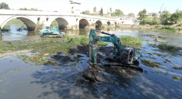 Ot ve sazlıklarla kaplanan Tunca Nehrinde temizlik çalışması başlatıldı