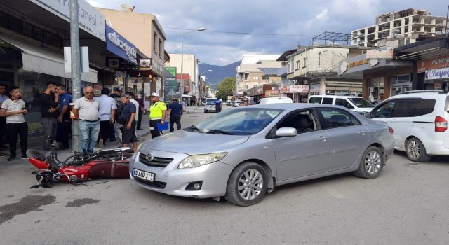 Otomobil ile çarpışan motosikletin sürücüsü yaralandı