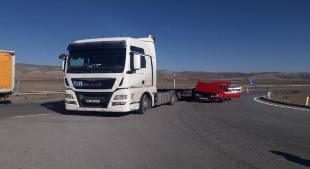Otomobil ile tır çarpıştı: 1i çocuk 3 yaralı