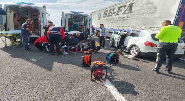 Otomobil tıra arkadan çarptı: 3 yaralı