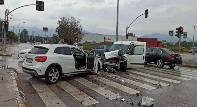 Otomobil ve hafif ticari araç kafa kafaya çarpıştı: 2 yaralı