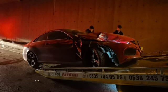 Otomobil yolcu indiren otobüse çarptı: 1 yaralı
