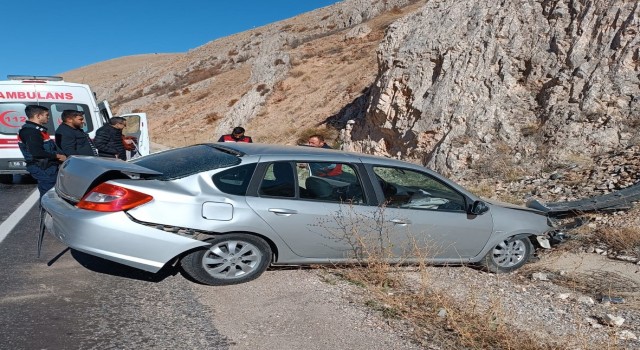 Otomobil yoldan çıktı: 2 yaralı