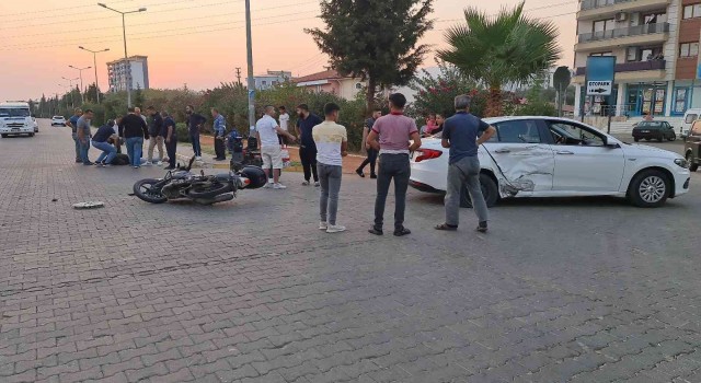 Otomobile çarpan motosiklet sürücüsü metrelerce havaya uçtu